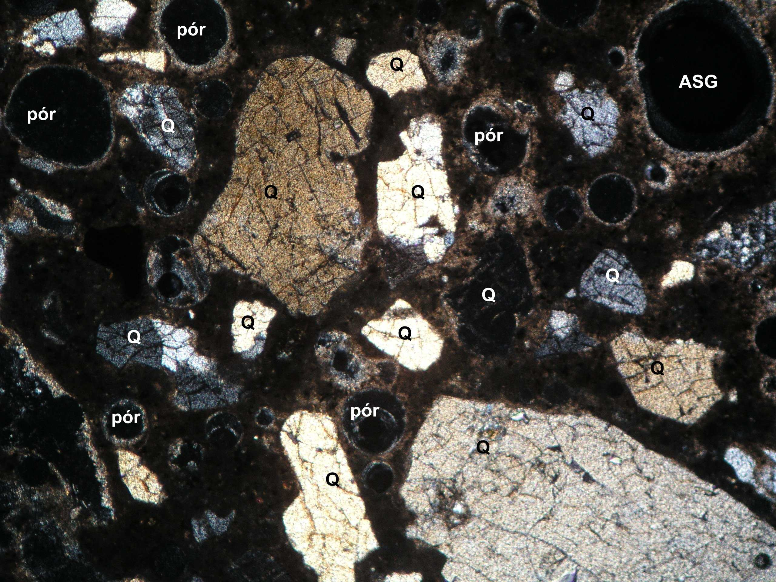 Obr. 17. Mikrofotografie z výbrusu 3A vrtné jádro D5PB2; obsahující: alkalicko-křemičitý gel () v póru, křemeny (Q), póry. Rovnoběžné nikoly (vlevo), zkřížené nikoly (vpravo); zvětšení 10x. Tab. 8.