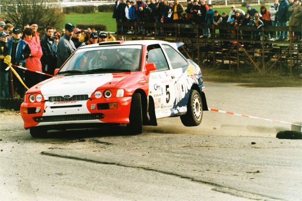 1998 1999: 265 km/h aneb Ford Escort S osworth Počínaje rokem 1998 se tým Staněk Motorsport rohodl pro načku Ford. Manželé Trojanovi usedli do ostrého oswortha po Janu Klokočkovi.
