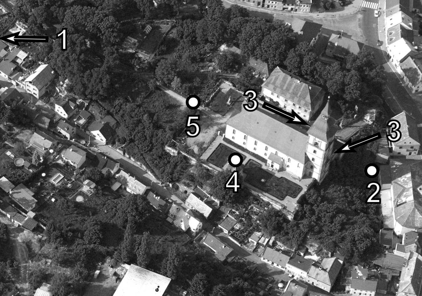 380 Petr JenČ vladimír PeŠA vojtěch novák Obr. 1. Mimoň, Kostelní vrch, přehled archeologických akcí: 1 lokalizace nálezu z r. 1845 podle E.