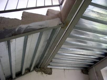Příklad ocelového schodiště s monolitickou betonovoudeskou a stupni schodnice válcovanýocelovýuprofil