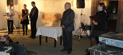 P R O G R A M P Ř I P O M Í N K A Pod hvězdou Davidovou V závěru roku 2014 vydal Státní okresní archiv Pardubice publikaci kolektivu autorů s názvem POD HVĚZDOU DAVIDOVOU ŽIDÉ NA PARDUBICKU OD 16.