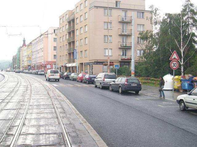 28) Řidič tramvaje, který odbočuje vpravo a dává znamení o změně směru jízdy: 2 b.