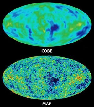 Srovnání rozlišení fluktuací v reliktním záření na mapách pořízených nejdříve sondou COBE (nahoře) a WMAP (dole).