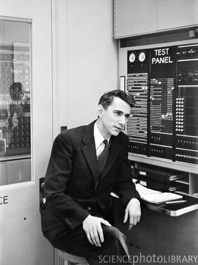 Na závěr něco ze života otce teorie informace. Claude Elwood Shannon (30. dubna 1916, Petoskey, Michigan 24. února 2001, Boston), americký elektronik a matematik, zvaný otec teorie informace.