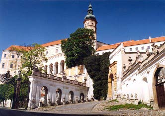 1.2.3 Památky v regionu Břeclavsko je velmi bohaté na kulturně-historické a přírodní památky. Jsou tu zastoupeny všechny umělecké slohy.