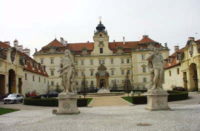 Břeclav Toto město je dnes významným průmyslovým a kulturně-sportovním centrem celého regionu.