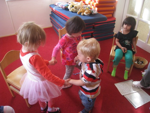 Willkommen bei den Küken 2012/13 Der Sommer hat sich von uns verabschiedet und wir sind frisch und munter im neuen Kindergartenjahr angekommen.