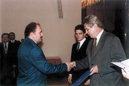MALÁ CHRONOLOGIE 10. 1. 1997 - na zasedání obecníha zastupitelstva byly vybrány čtyři návrhy praporů a dva návrhy znaků 30. 1. 1997- Milan Týma zaslal vybrané návrhy na posouzení Ph. Dr.
