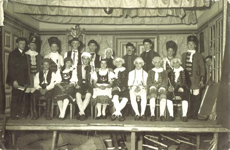 DIVADELNÍ SPOLEK BESEDA 1927 Stojící zprava: Václav Mrtka, Božena Halamová, neznámý, Novotný z čp.