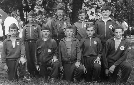 VÍTĚZNÁ DRUŽSTVA Z ROKU 1958 - STARŠÍ A MLADŠÍ Druhá řada zleva: Jar. Pátek, Boh.