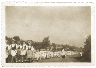 1909 Děvčata v kroji užívaném v obci a okolí před první světovou válkou sdící: Slámová Marie z čp.