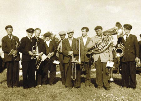 Němcova kapela Dubnova kapela v roce 1966 Zleva: Leopold Havlíček, Alois Kubát, Josef Průša,