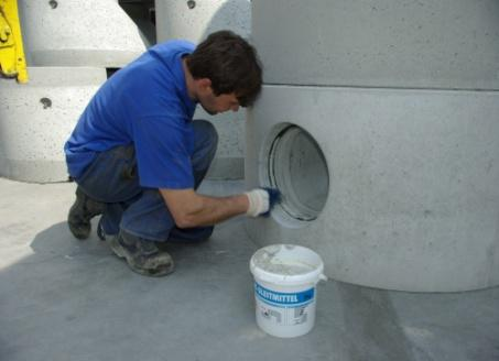 Vyrovnávací prstence a poklopy se osazují do cementového lože (doporučujeme MFC SANFIX 230). Před započetím montáže se pracovní plochy očistí a dostatečně navlhčí vodou.