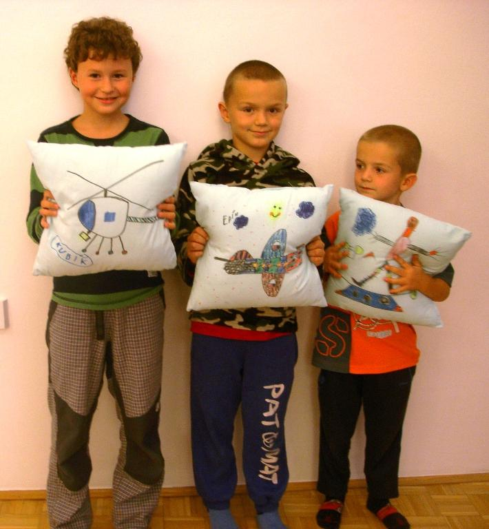 KNIHOVNICKÝ OBČASNÍK, říjen 2011, č. 3 Malování polštáře, 7. 10. 2011 V pátek 7.