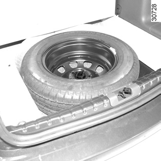 DEFEKT (2/2) 7 9 10 8 Rezervné koleso vo verzii 4x4 (4WD) Koleso je uložené v batožinovom priestore. Prístup ku kolesu: Otvorte dvere batožinového priestoru.