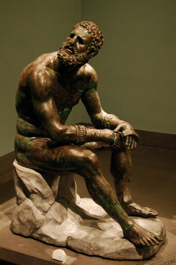 Vývoj řeckého sochařství směřuje od jednoduchosti a strohosti k realismu a v pozdním období i k duševnímu výrazu kuros koré pro archaické