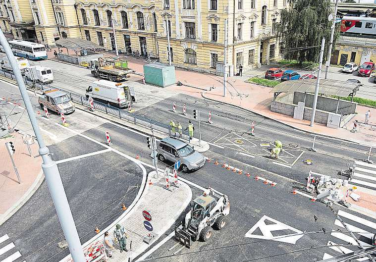 4 26. srpna 2016 Českobudějovicko KRÁTCE Centrum pokryje trávník Unádražíjehotovo ČESKÉ BUDĚJOVICE Už počtvrté bude část Budějovic dnes azítra patřit společensko-kulturní akci Město lidem, lidé městu.