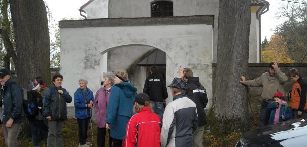 PUTOVÁNÍ PO HŘEBENU. Letos se znovu vydařilo počasí. Bylo zataženo, ale nepršelo ani nemrzlo. Přes 40 poutníků se vydalo do nejvýše položené části naší farnosti.