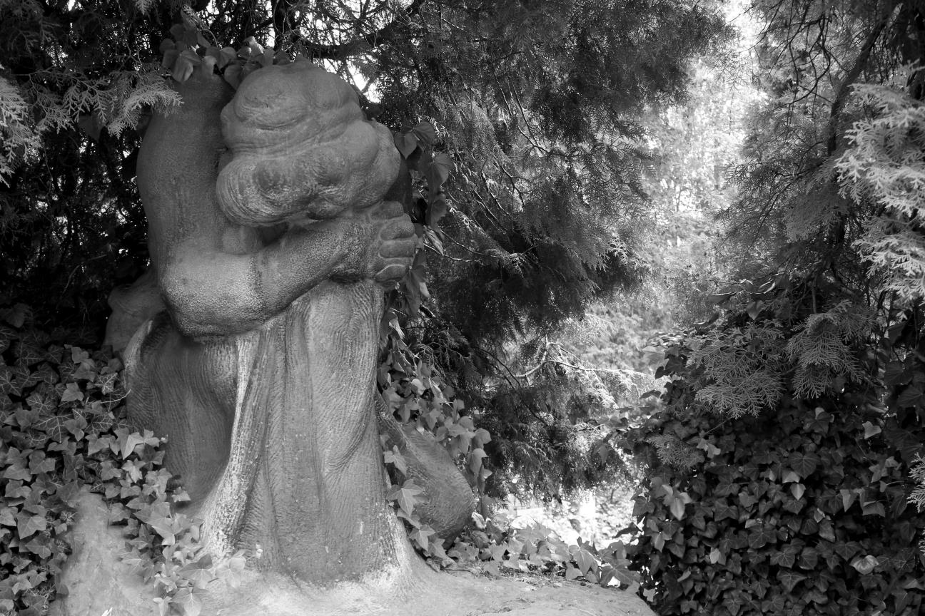 Obr. 32: Hrob rodiny Karla Bíny; Obr. 33: Pomník rodiny Rückovy Obr.