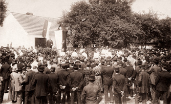 Odhalování pomníku 1923 Pohled na LipÛvku v roce 1951 Rybník u hospody U MánkÛ První máj,
