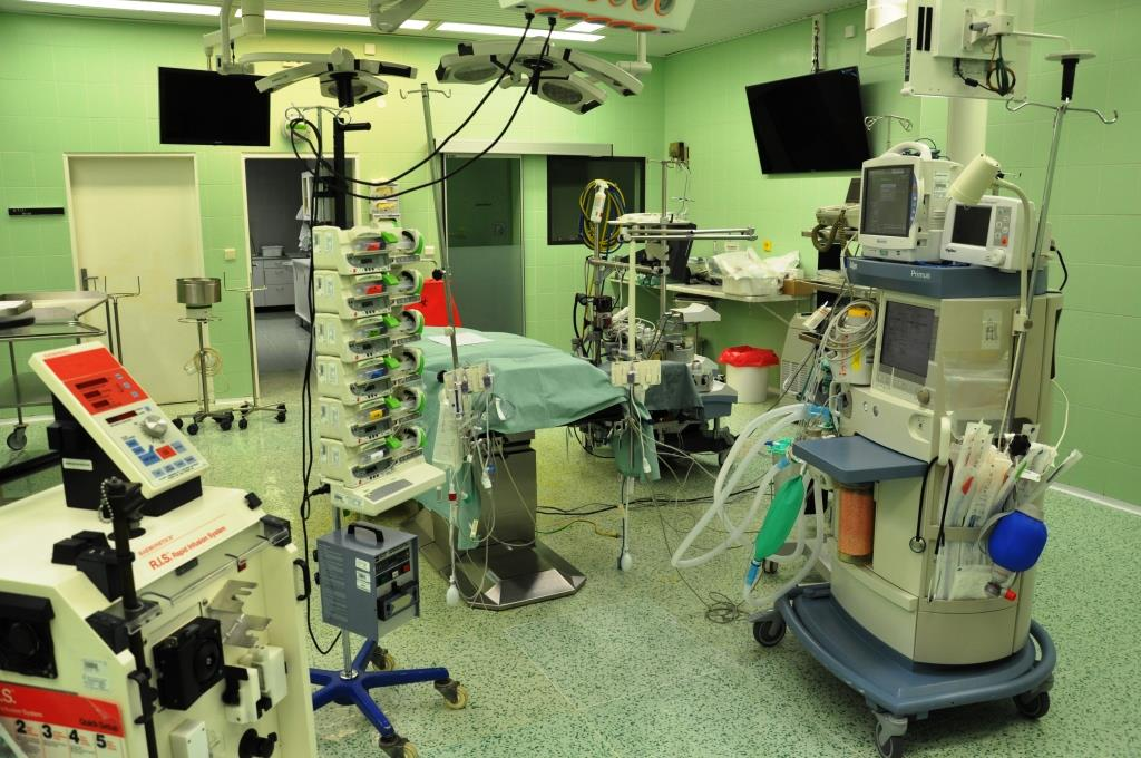 3.5.1 Anesteziologická část Ještě před příjezdem pacienta na operační sál mají anesteziologické sestry na starosti přípravu sálu, sterilních stolků, přístrojového vybavení, léků a budoucí monitoraci