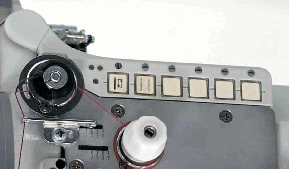 6.12.2 Tlačítkovým panelem 9880 888102 1 2 3 Tlačítko Funkce 1 Ruční zpátkování Stroj šije v opačném směru, dokud je tlačítko stisknuté. 2 Polohování jehly do horní popř.
