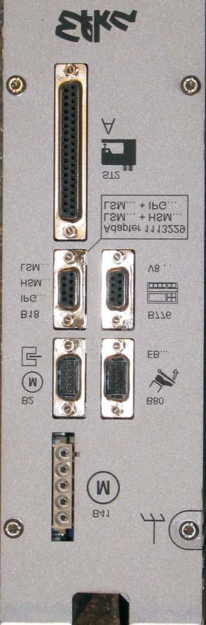 B. Stroj je vybaven pohonem Efka DA321G B2 3 B18 4 1 2 Připojovací kabel hlavy stroje zapojte do konektoru (1). Ovládací panel zapojte do konektoru (2).