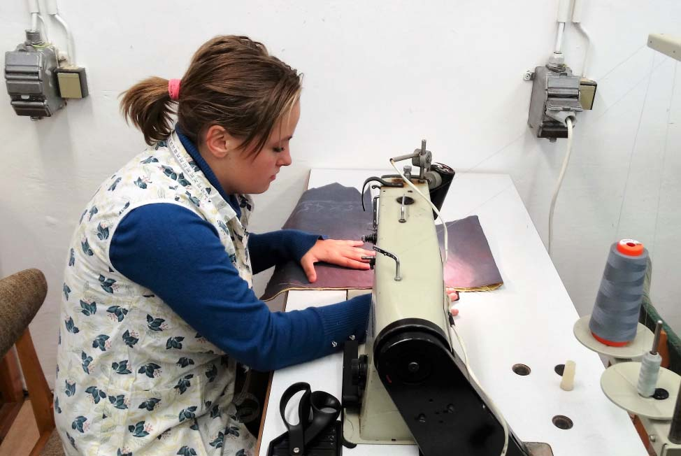ŠITÍ ODĚVŮ Absolvent získává mimo jiné tyto klíčové kompetence: zná materiály pro výrobu oděvů a technologie zhotovování oděvů a jejich dílů zvládá základy kreslení střihových konstrukcí šije na