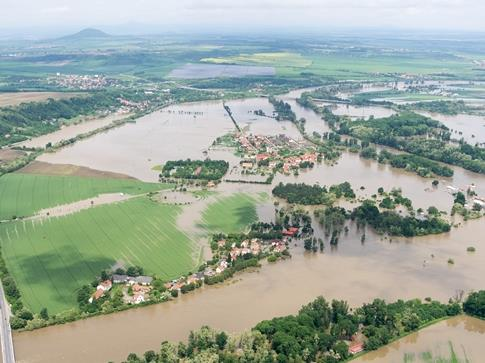 FOTODOKUMENTACE Obr. 4: Selská hráz v obecní části Miřejovice po rekonstrukci (11/2015); v pozadí potrubní most Obr.