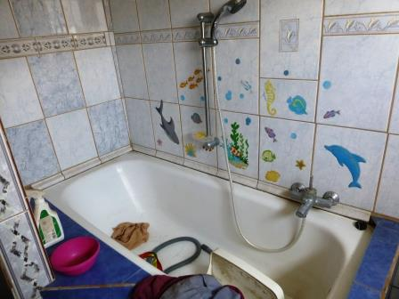 pozinkované, bez fasády, vnitřní povrchy omítnuty, podlaha betonová, dveře dřevěné, okno plastové. Sklad je užíván pro skladování. Zastavěná plocha 14m2.