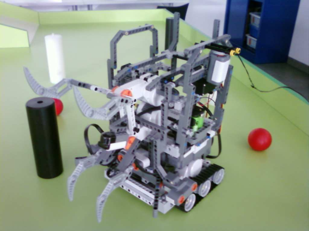 Vlastní řešení 27 4 Vlastní řešení 4.1 Popis konstrukce robota Robot je sestaven ze stavebnice lego Mindstorms, kterou škola zakoupila pro výukové účely a byla zapůjčena našemu týmu pro vývoj robota.