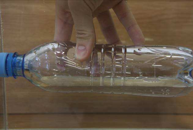 Kapitola 9 Experimenty ve výuce mechaniky kapalin Video: Děravý sáček délka trvání: 11 s Videoukázka zachycuje proudění obarvené vody po propíchnutí mikrotenového sáčku.