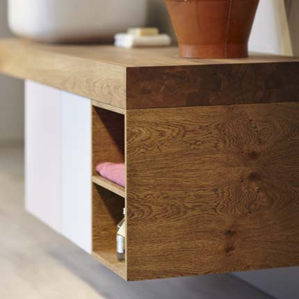 Využijte nespočet kombinací, které nábytek nabízí. Výsledný kus bude jen váš. Milovníci designu ocení supertenké korpusy šuplíků. Jakmile je jednou uvidíte, nebudete chtít jiné. Customize.