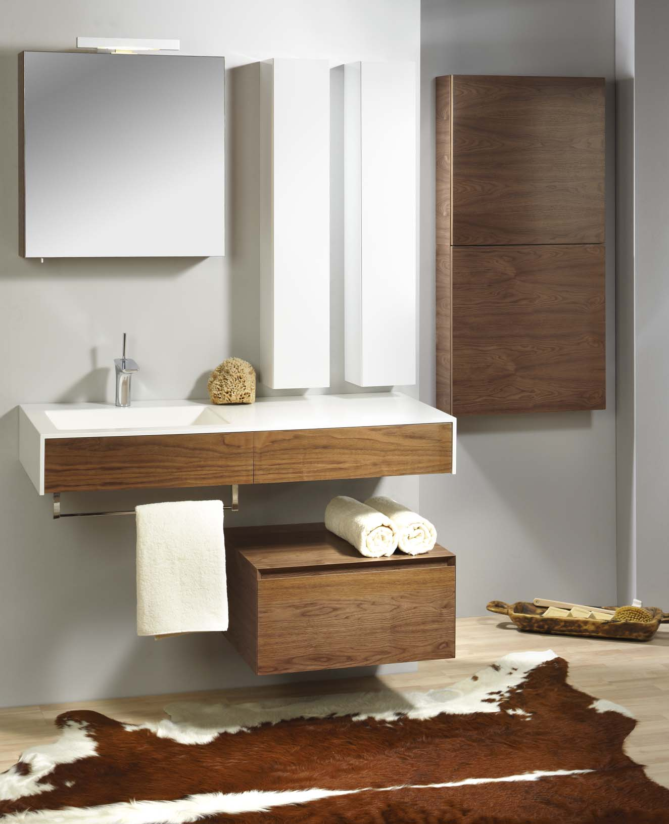 Spaces, dýha ořech, Corian s integrovaným umyvadlem /