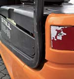 5. Podvozok - ochranné plechy a krycie plechy prítomné a funkčné - bočné diely akumulátora prítomné a bez výrazných deformácií - mechanické deformácie nosných častí - plastové súčiastky prasknuté