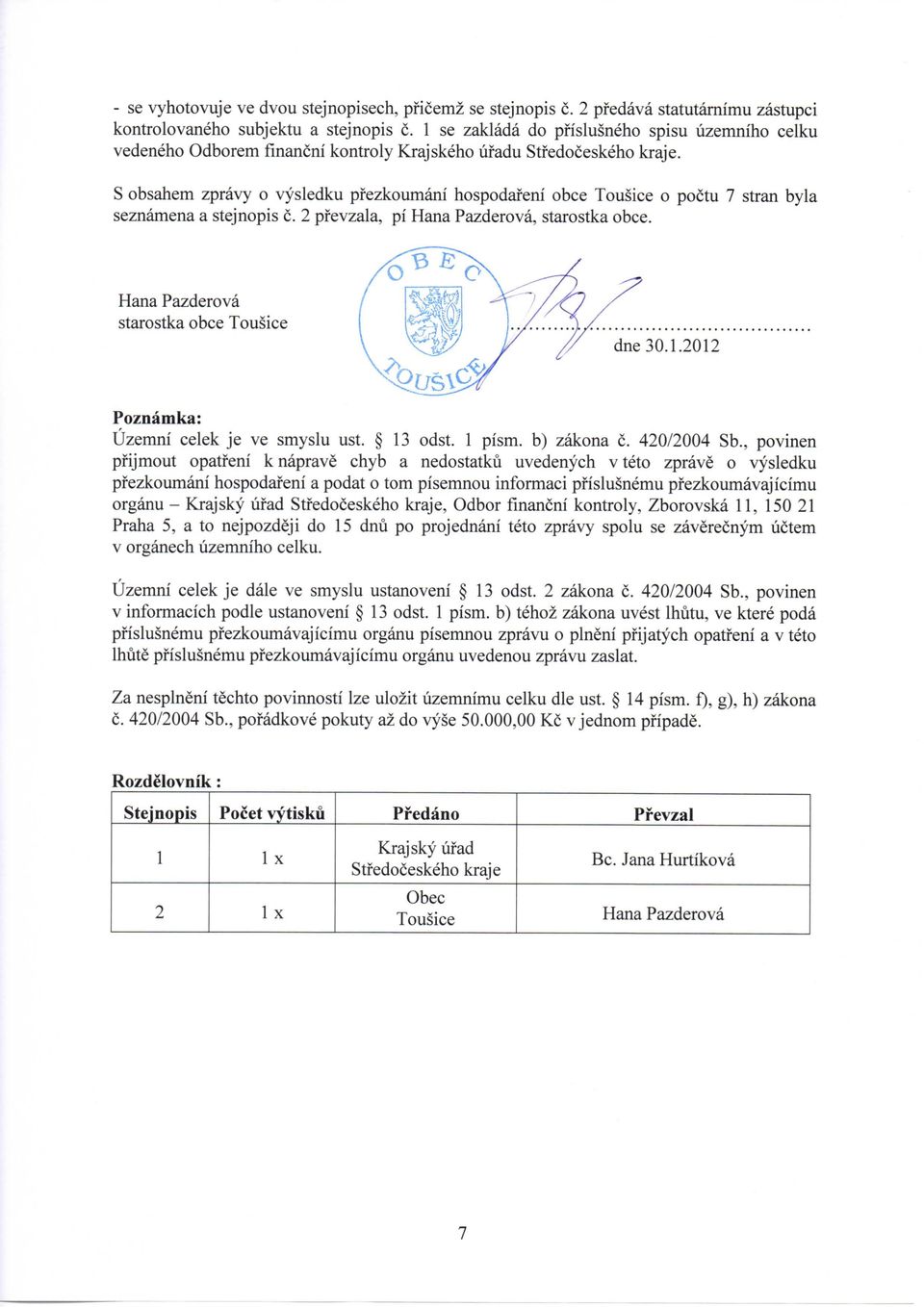 S obsahem zpravy o vysledku pfezkoumani hospodafeni obce Tousice o poctu 7 stran byla seznamena a stejnopis c. 2 pfevzala, pi Hana Pazderova, starostka obce.