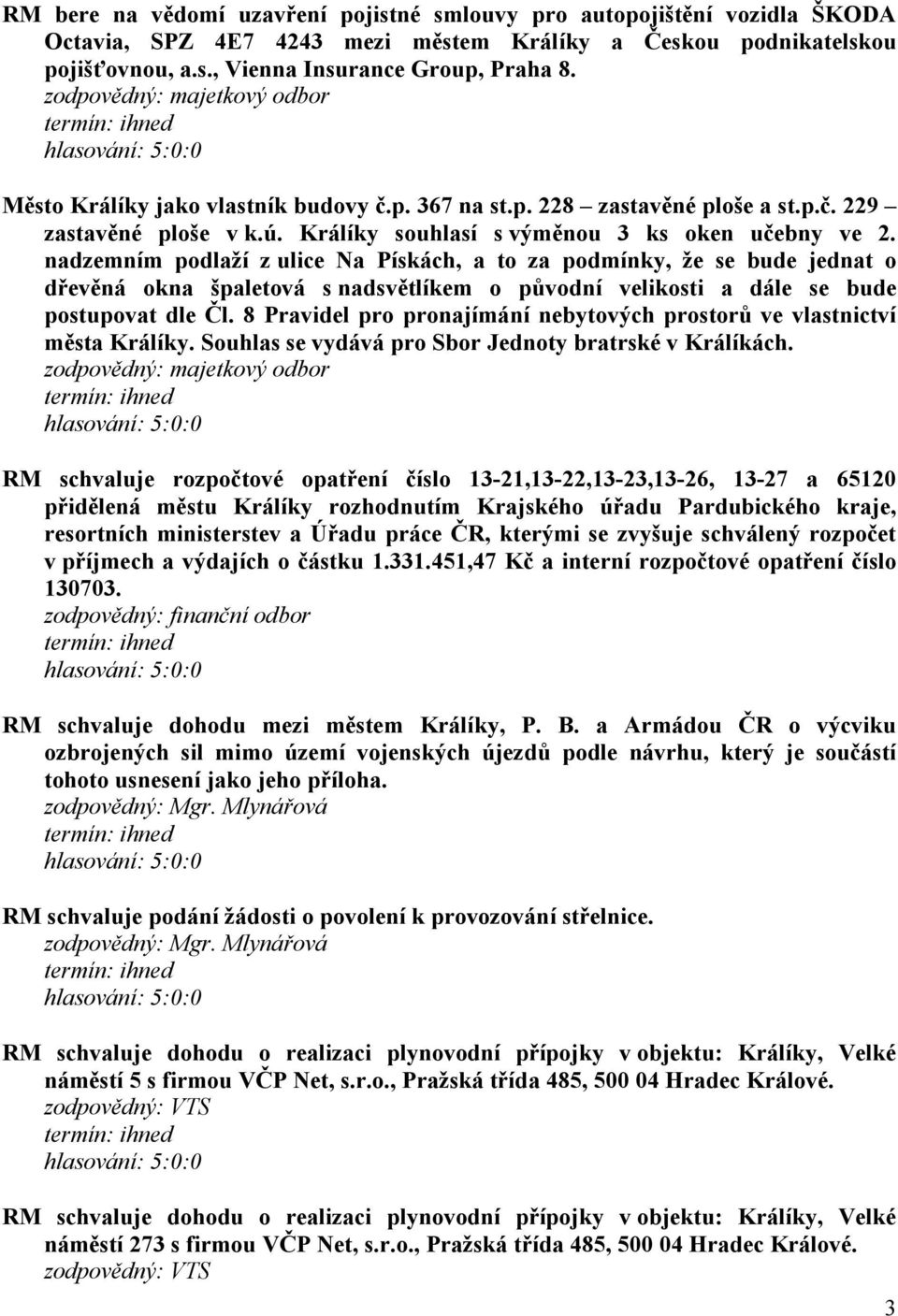 nadzemním podlaží z ulice Na Pískách, a to za podmínky, že se bude jednat o dřevěná okna špaletová s nadsvětlíkem o původní velikosti a dále se bude postupovat dle Čl.