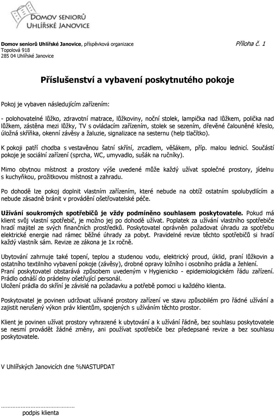 nad lůžkem, zástěna mezi lůžky, TV s ovládacím zařízením, stolek se sezením, dřevěné čalouněné křeslo, úložná skříňka, okenní závěsy a žaluzie, signalizace na sesternu (help tlačítko).