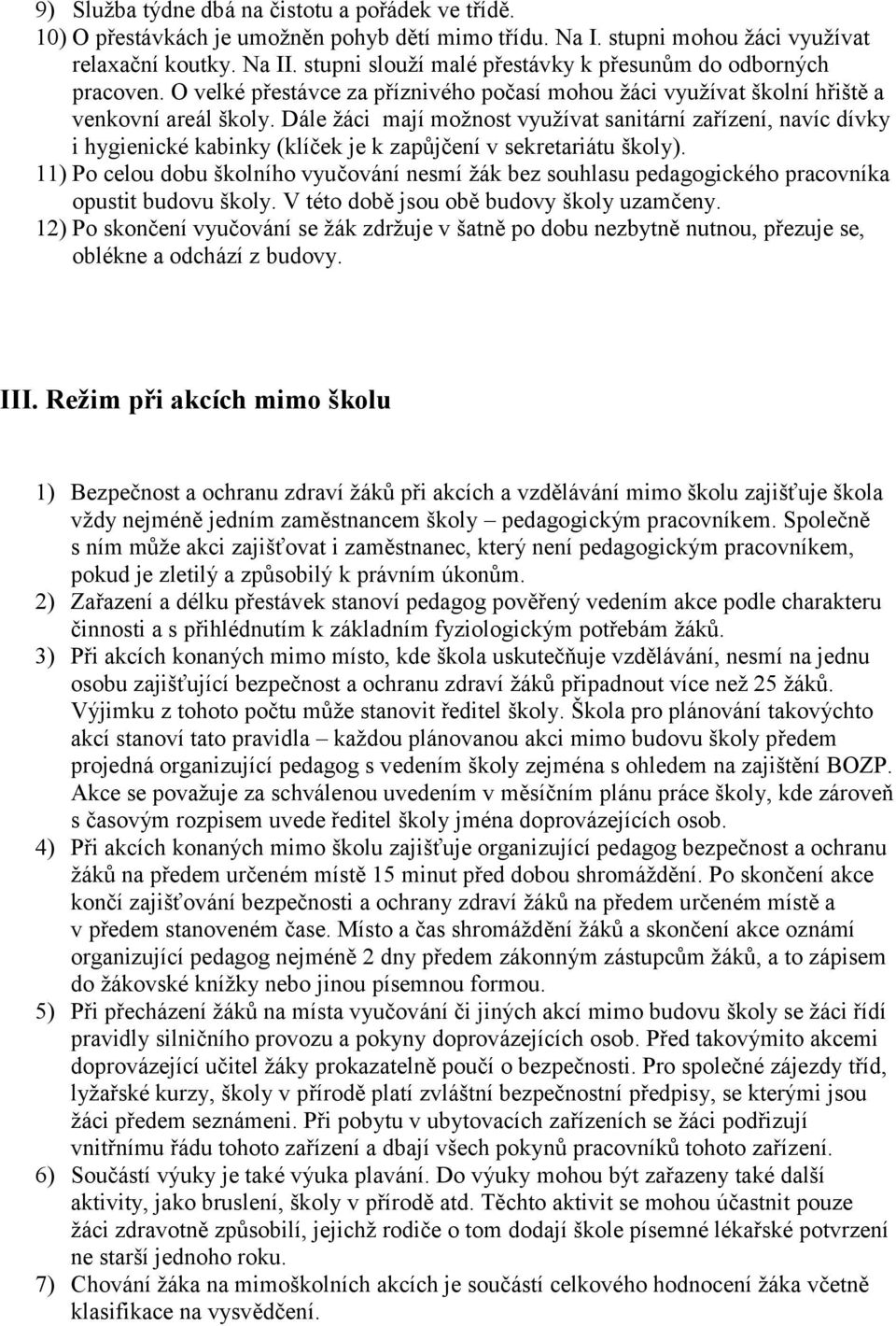 Dále žáci mají možnost využívat sanitární zařízení, navíc dívky i hygienické kabinky (klíček je k zapůjčení v sekretariátu školy).