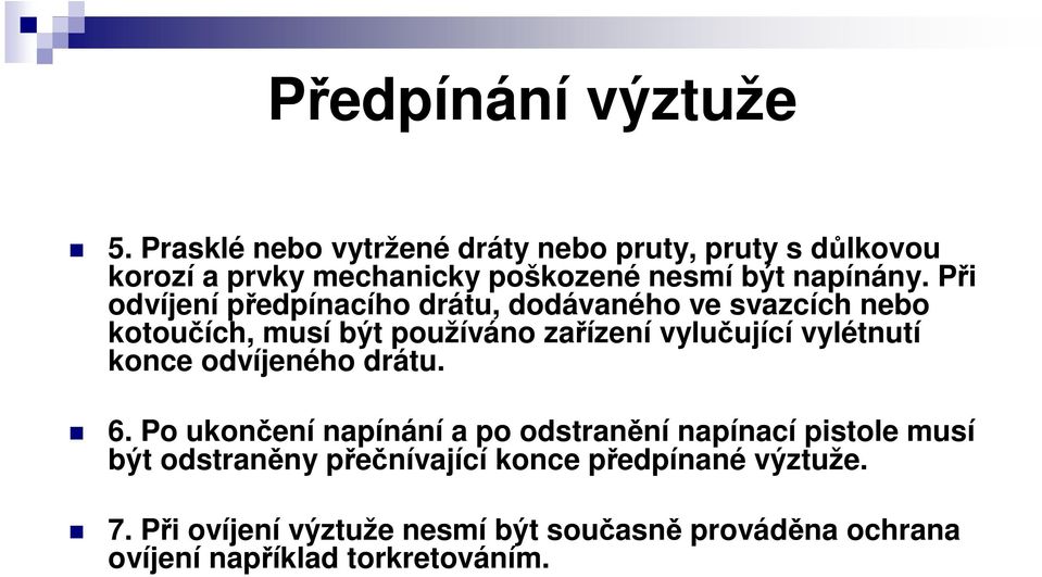 Při odvíjení předpínacího drátu, dodávaného ve svazcích nebo kotoučích, musí být používáno zařízení vylučující vylétnutí