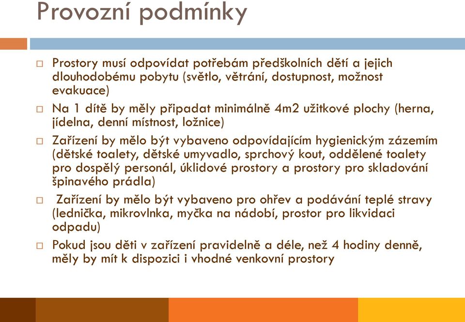 sprchový kout, oddělené toalety pro dospělý personál, úklidové prostory a prostory pro skladování špinavého prádla) Zařízení by mělo být vybaveno pro ohřev a podávání teplé