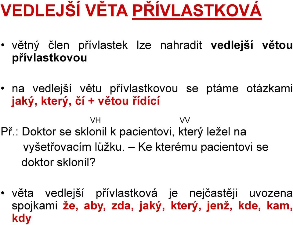 : Doktor se sklonil k pacientovi, který ležel na vyšetřovacím lůžku.