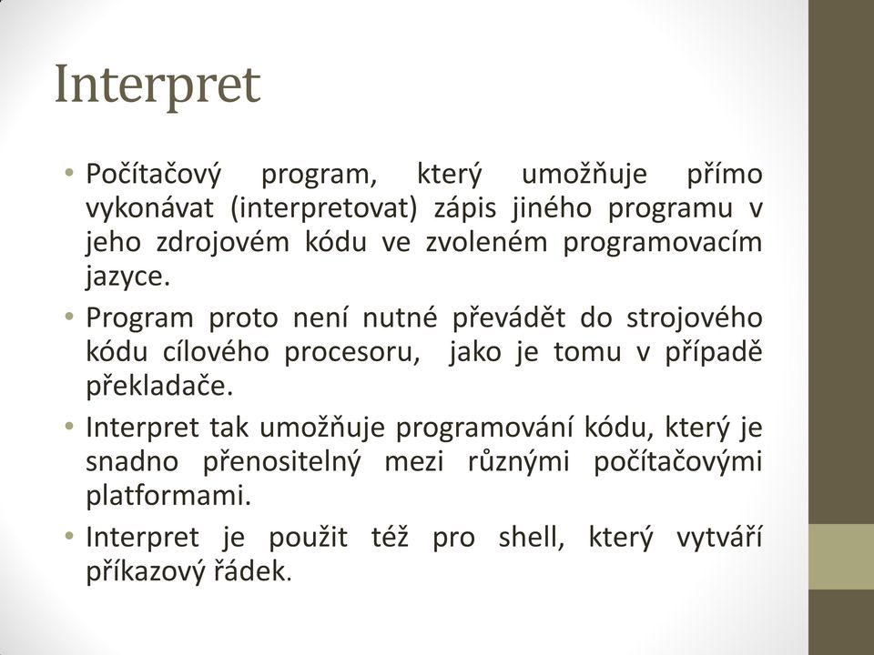 Program proto není nutné převádět do strojového kódu cílového procesoru, jako je tomu v případě překladače.