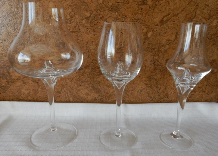 Degustační sklenice (akustika, zdroj zvuku) Tyto zajímavé degustační sklenice vyrábí sklárna ve Vizovicích http://www.glass-czech.cz a liší se především tím, že mají uprostřed křišťálový trn.