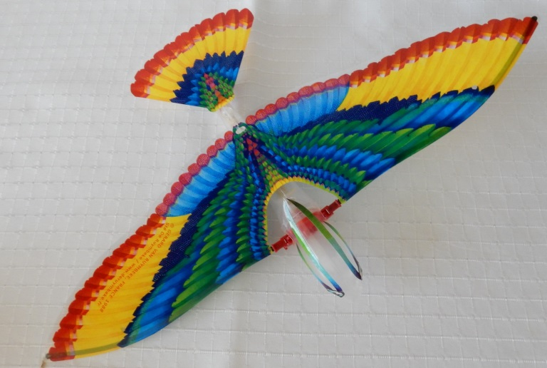 Leonardův mechanický pták Tato hračka je inspirována ornitoptérou Leonarda Da Vinciho, která má létat jako pták máváním křídly.
