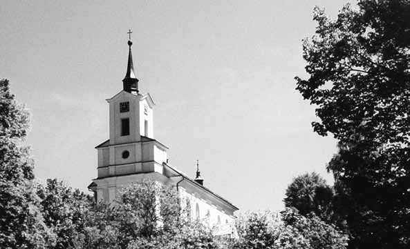 Stál jsem tam tenkrát později v tom jarním dnu při návštěvě Jamného nad Orlicí, tam na návrší u paty kostela, díval se na střechu dvoupatrové školní budovy.
