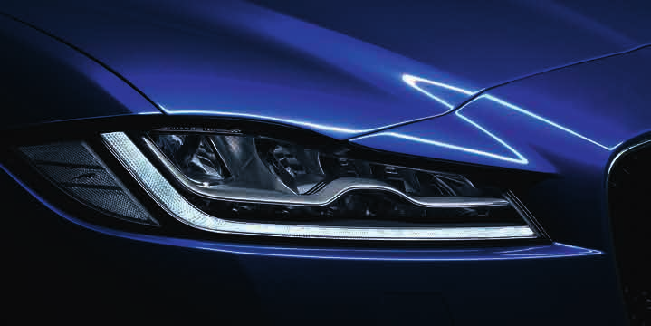 VNĚJŠÍ DETAILY ADAPTIVNÍ LED SVĚTLOMETY* F-PACE je okamžitě rozpoznatelný dokonce i za tmy díky adaptivním LED světlometům* se světly pro denní svícení ve tvaru písmene J, který je pro Jaguar