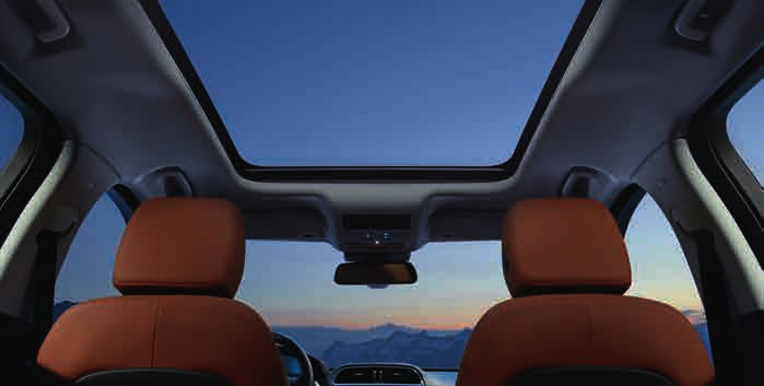 VNITŘNÍ PROSTOR PANORAMATICKÉ STŘEŠNÍ OKNO OPTIMALIZOVANÝ PROSTOR VZADU VOZIDLO NA SNÍMKU NA PŘEDCHOZÍ STRANĚ: F-PACE R-SPORT SE SPORTOVNÍMI SEDADLY ČALOUNĚNÝMI PERFOROVANOU KŮŽÍ TAURUS JET/RED S