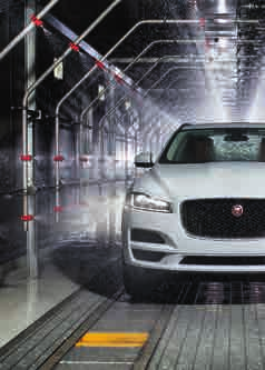 TESTOVÁNÍ V MONZUNOVÉM DEŠTI F-PACE byl skrápěn v komoře pro testování v monzunovém dešti v každé fázi vývojového procesu. Testujeme odvádění vody po celé karoserii a po oknech.