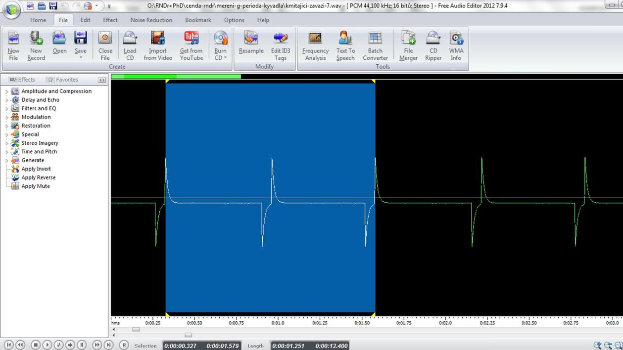 Obr. 2.4.2 Oscilogram experimentu Měření g z periody kmitů kyvadla modře vyznačená perioda Jak plyne z obrázku (2.4.2), periodu určujeme mezi prvním a třetím píkem signálu.